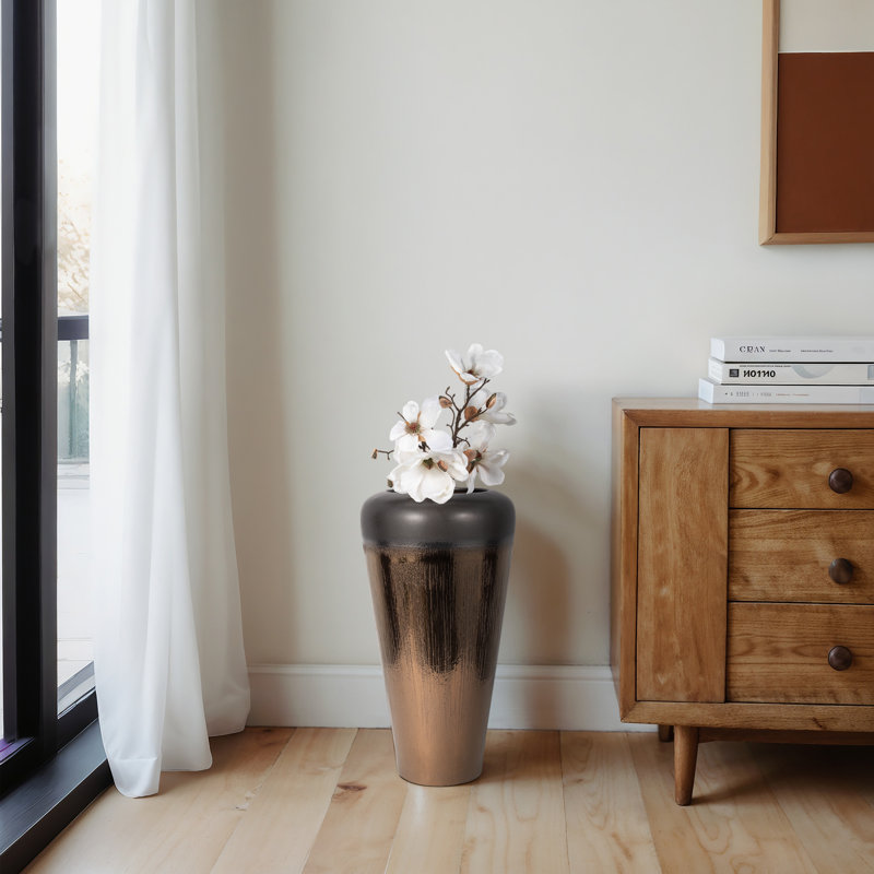 Vase décoratif moderne en grès avec motif texturé.