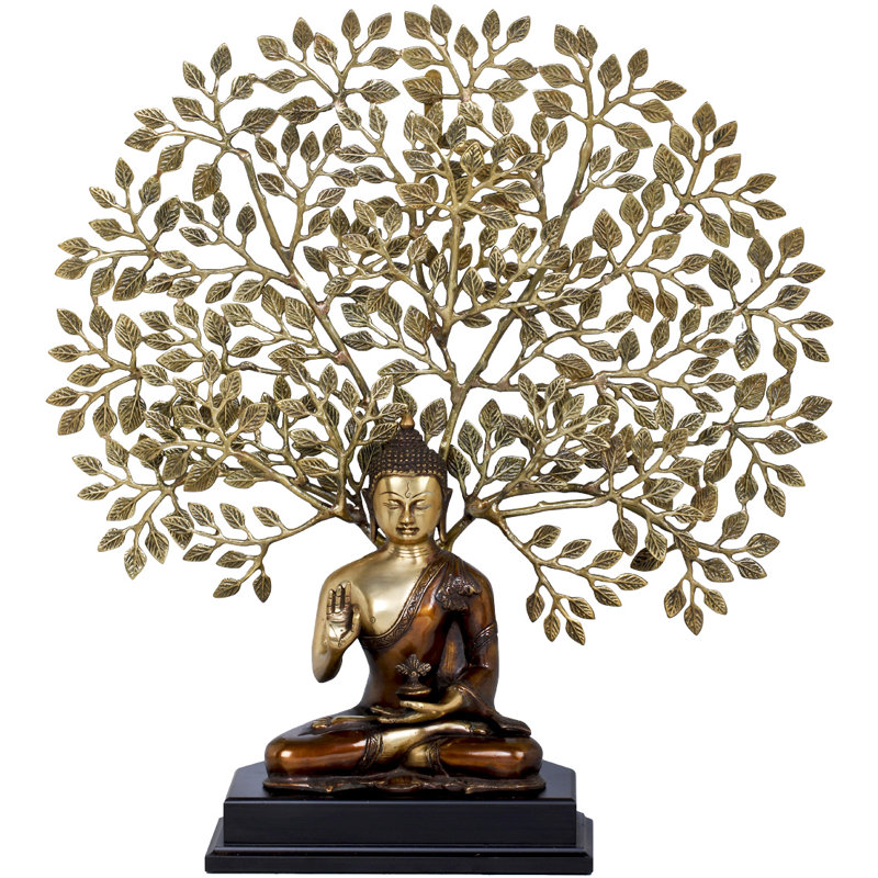 Statue de l'arbre Bodhi élaboré en arrière-plan