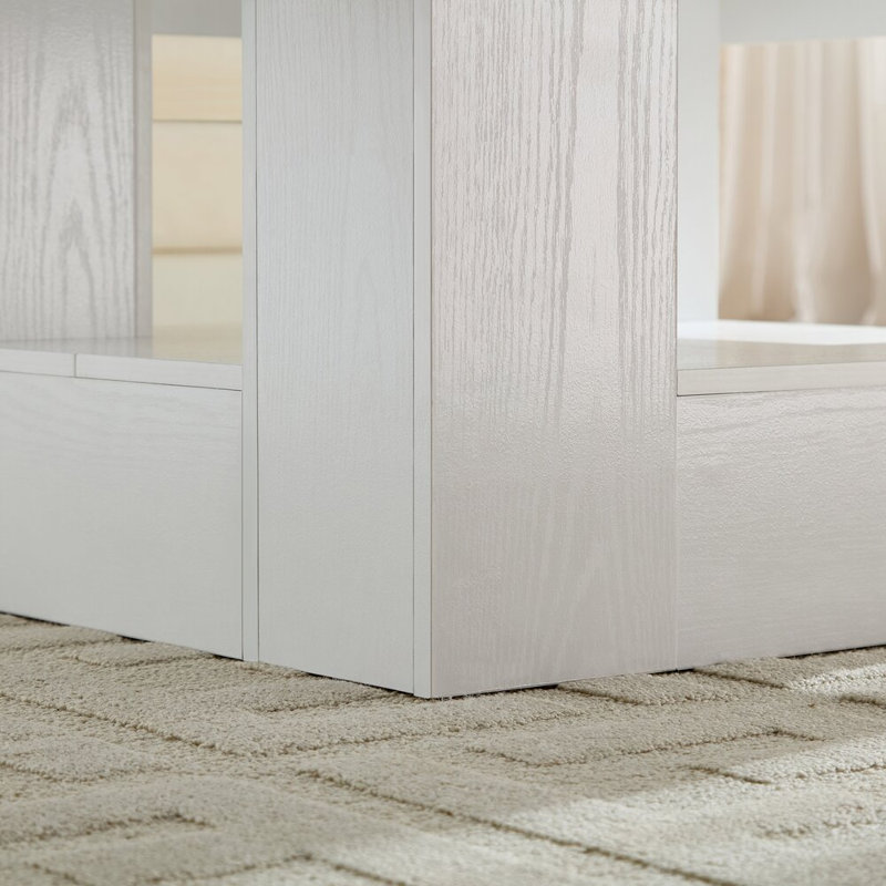 Table basse avec rebords festonnés, centre blanc à profil bas pour le salon