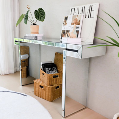 Luxury 60 - Inch Full Body Mirrored Table, Fluted Tempered Glass, 2 Corner Assembly, Hand Polished Ideal For Hallways Design Console Silver Main Color, Scratch , Quick Installation, Small Spaces