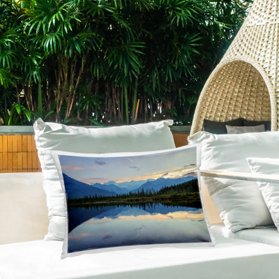 Coussin extérieur Blue Mountain Reflection par Margaret Clavell