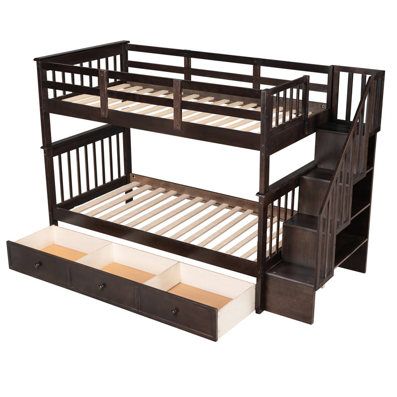 Lit superposé Twintwin avec trois tiroirs. Fabrication. Option de couchage supplémentaire pour la chambre à coucher ou le dortoir. Espaces de rangement sous les escaliers. Polyvalent, il peut s'agir de deux lits séparés. Barrières de sécurité et tête sécuritaires. Sans boîte