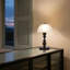 Lampe de table colonne romaine avec abat-jour en verre givré et base en métal noir