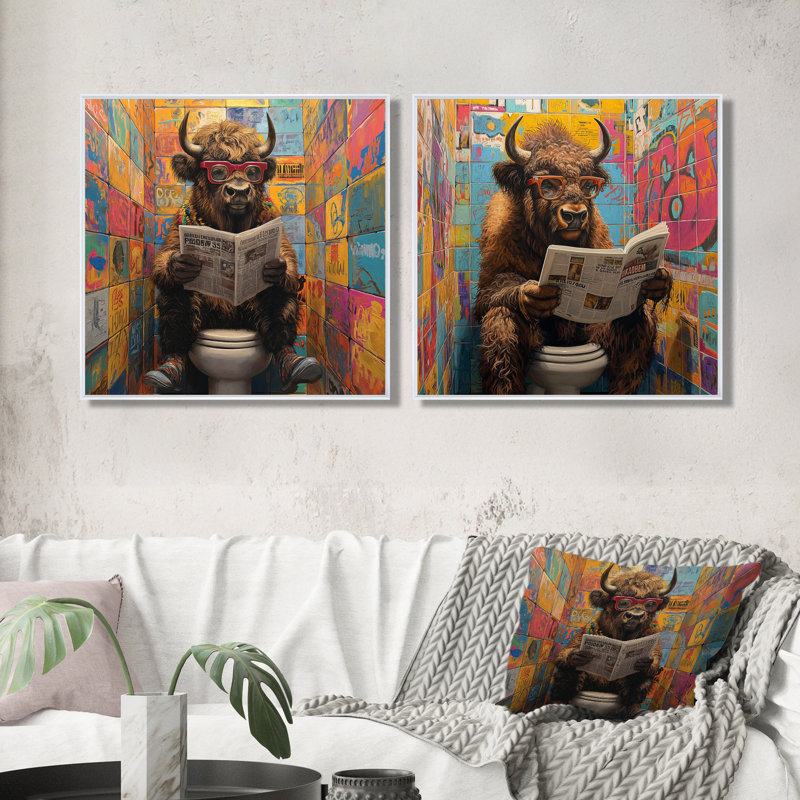 Bison curieux avec lunettes lisant le journal sur la toilette I - Décoration murale de toilette - Art mural traditionnel 2 pièces