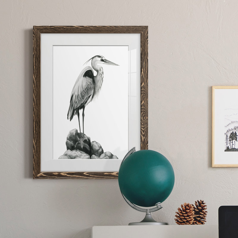 Shoreline Heron In B&W I - Peinture encadrée, H 32 po x l 23 po x P 1 po, Noyer