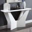 Table de canapé contemporaine à finition blanche avec plateau ultrabrillant et insert en verre trempé, base géométrique