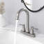 Robinet de salle de bain central à 2 poignées avec bonde escamotable et tuyaux d'eau-61098259