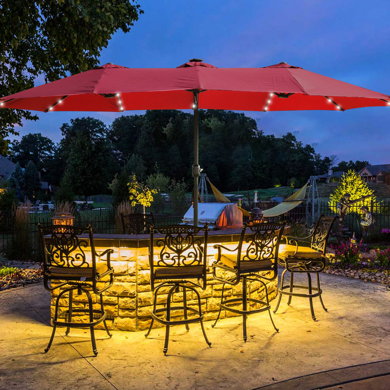 Grand parasol de patio extérieur double 15 po x 9 pi rouge avec base. Espace d'ombre supplémentaire pour le jardin, la cour arrière. Toile résistante aux intempéries, structure en acier, manivelle pratique, base rectangulaire à évent rouge. Très grand