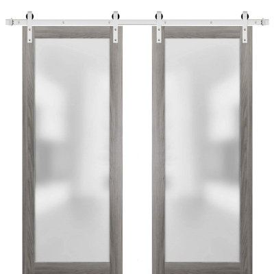 Porte de grange double robuste avec verre dépoli Planum 2102 Ginger Ash 13 pi, supports de rail argentés, portes intérieures modernes à panneaux pleins - 64 po x 80 po (2 x 32 x 80 po) - Rail argenté
