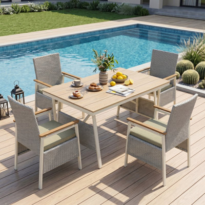 Ensemble de salle à manger d'extérieur 5 pièces en aluminium résistant aux intempéries avec table WPC de 160 cm, 4 chaises de salle à manger en rotin PE et coussins