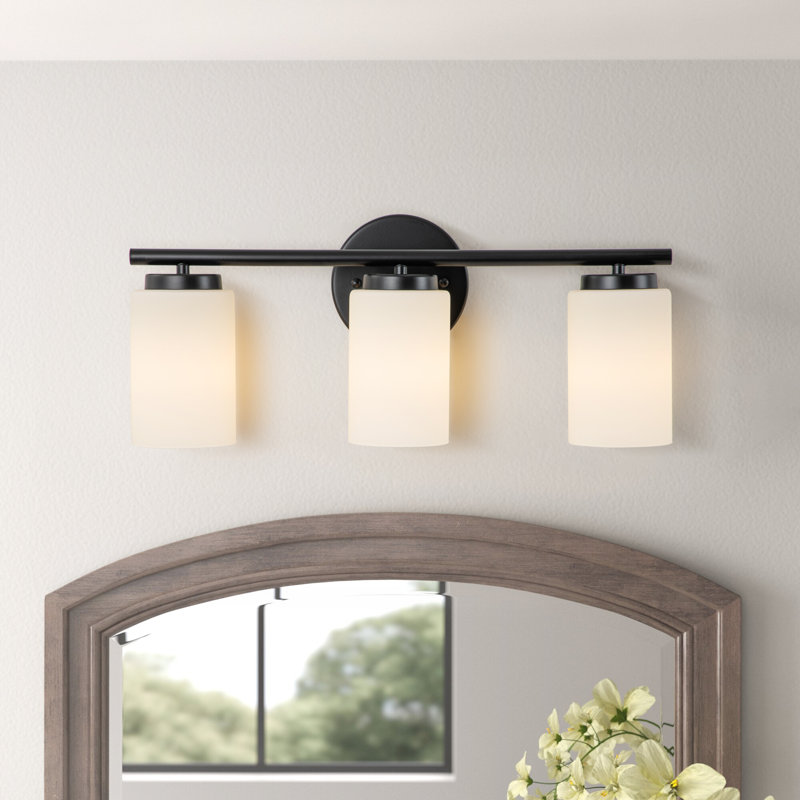 Applique murale de salle de bain industrielle noire à 3 lumières avec abat-jour en verre blanc laiteux givré noir