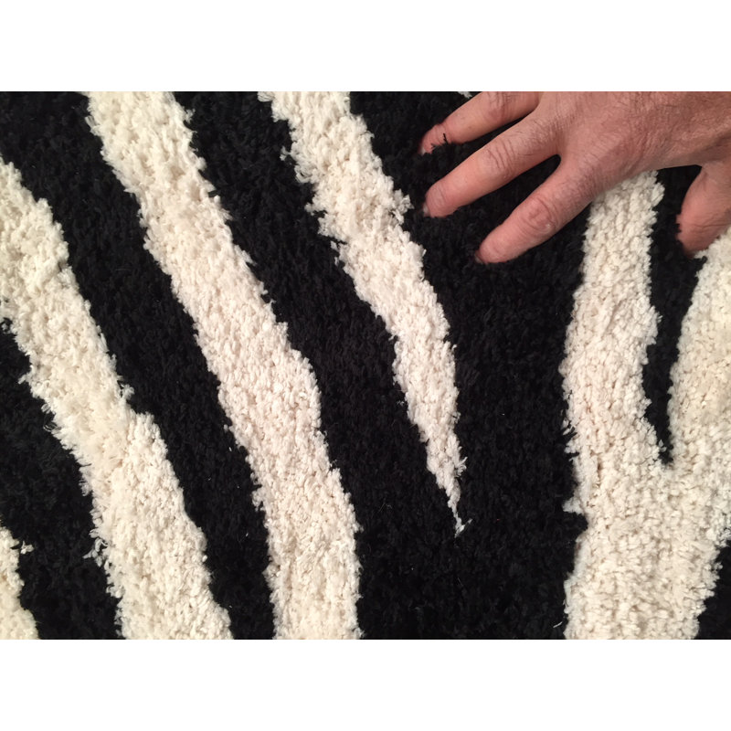 Tapis noir touffeté à la main Subramanya, Rectangle 1 pi 9 po x 2 pi 6 po