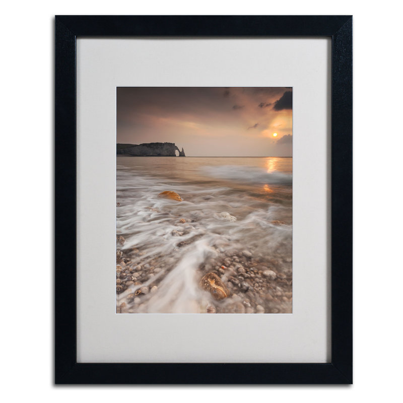 « etretat » par mathieu rivrin,, reproduction de photo encadrée, H 20 po x l 16 po x P 0,5 po