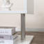 Table d'appoint blanche en forme de S, côté moderne de 20 po avec rangement et tablette tendance, option de décoration polyvalente