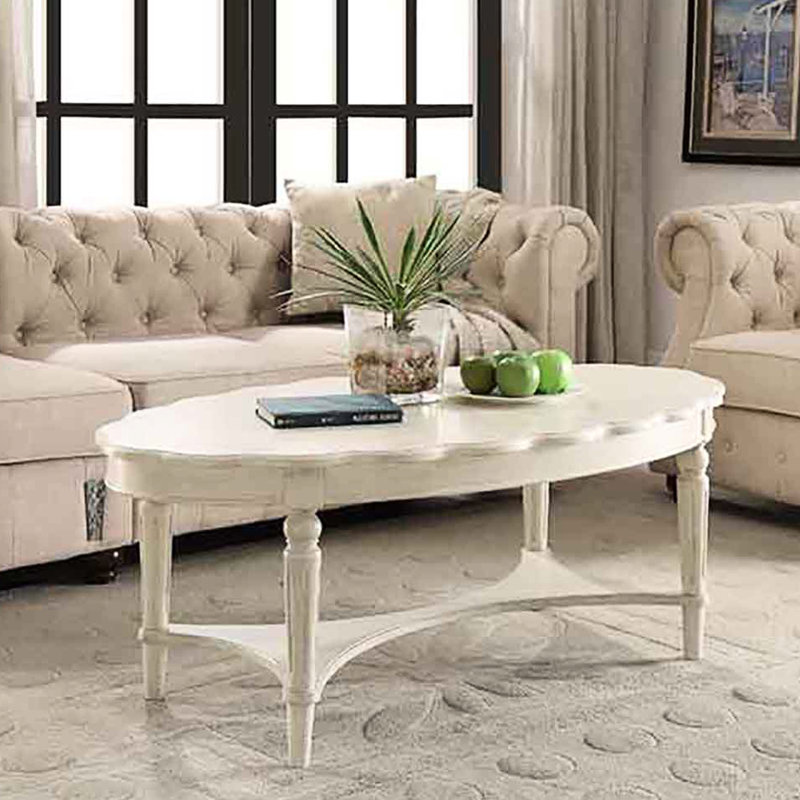 Table basse blanche antique avec étagère inférieure pour ranger des objets personnels, style traditionnel en bois, dans une maison modèle