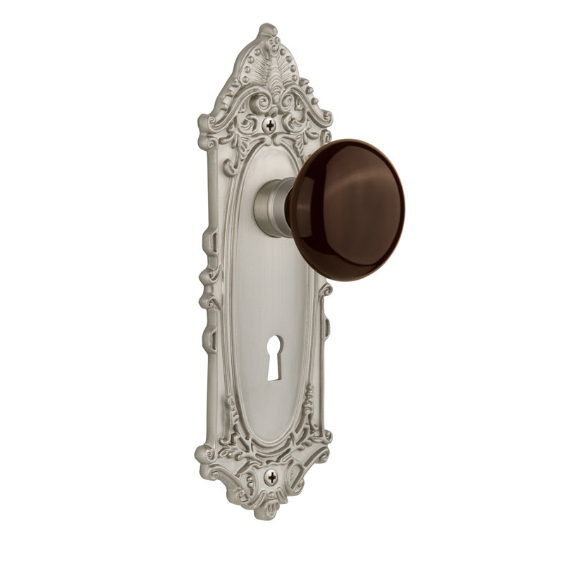 Plaque victorienne avec trou de serrure décoratif et bouton de porte en porcelaine brune, 2-3/8 po, Nickel satiné