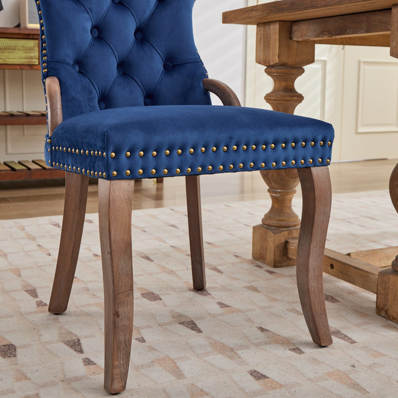 Chaises de salle à manger de style campagnard français vintage, revêtues de velours, capitonnées à la main, accoudoirs en bois massif avec garniture cloutée (lot de 2)