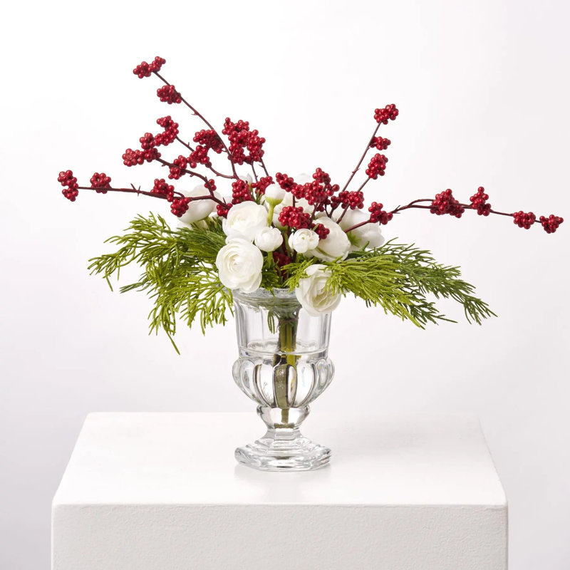 Arrangement blanc avec des fleurs de renoncule blanches et des bleuets rouges avec cèdre