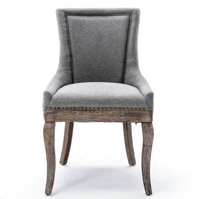 Chaise de salle à manger Brumback Side pour 2 personnes - Tissu lisse gris avec pieds en bois massif et chaises à clous en bronze Classy