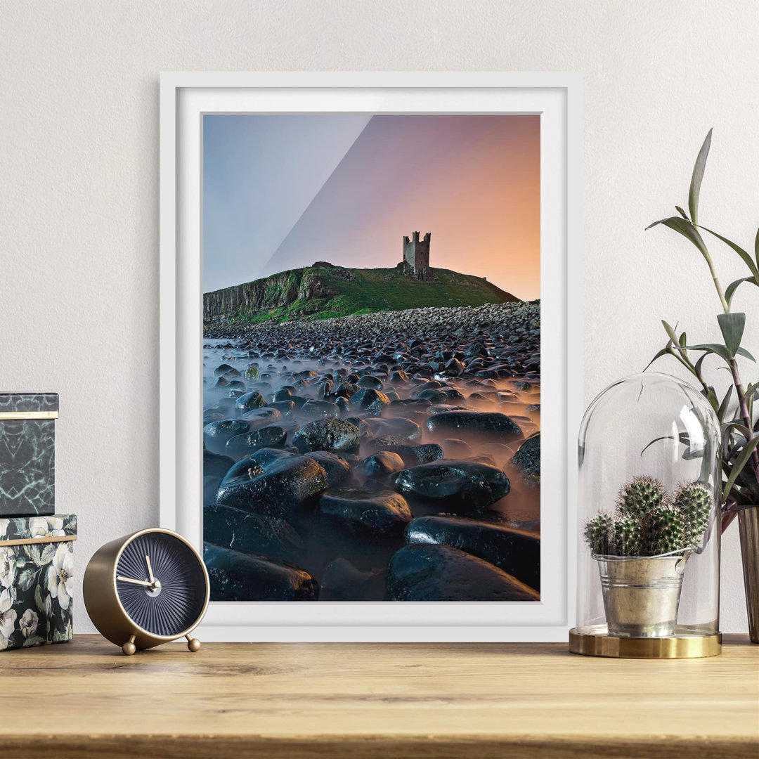 Gerahmtes Papierbild Sonnenaufgang mit Nebel bei Dunstanburgh Castle