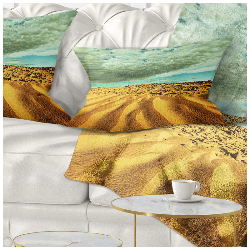Coussin Dramatic Sky Above Sand Desert, 12 po x 20 po, Rectangulaire