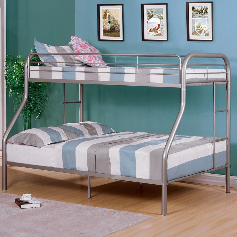 Lit simple superposé au dessus d'un lit double contemporain en métal avec matelas à finition argentée prêt à accueillir un espace de sommeil pour les jeunes