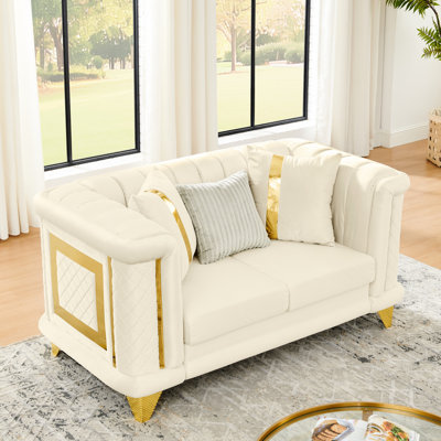 Beige, luxe, 69 pouces, moderne Mid-Century, victorien, velours, finitions dorées, motif brodé, canapé, salon, coussins, accoudoirs roulés, pouces de remplissage en mousse beige moderne victorien avec acier inoxydable