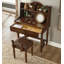 Coiffeuse vintage en bois avec tablette arrière surélevée et tablier festonné-1778332006