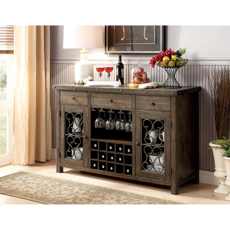 Desserte rustique en noyer avec détails à volutes en métal, verrerie suspendue, support à vin et tablettes, 1 pièce en bois massif de style contemporain