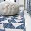 Tapis intérieur / extérieur à motif géométrique tribal ivoire / bleu moderne Jorda-51612271