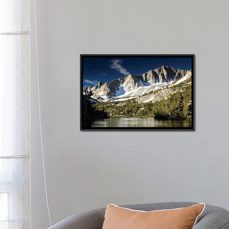 «River with Mountain Range», reproduction de photo sur toile, H 18 po x l 26 po x P 1,5 po, Toile avec cadre noir