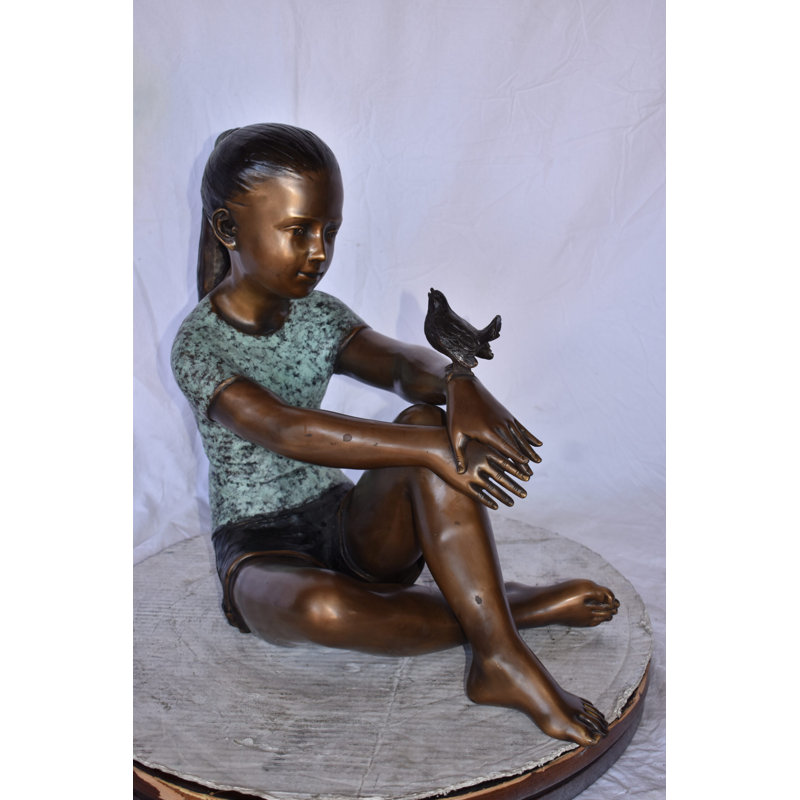 Jeune fille assise avec un oiseau sur sa main, statue de jardin en bronze élégante, 23 po x 13 po x 21 po.