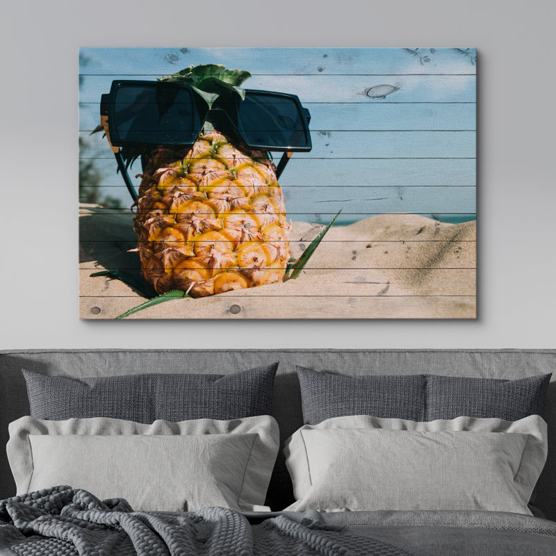 Ananas avec lunettes de soleil sur une plage tropicale, H 12 po x l 18 po