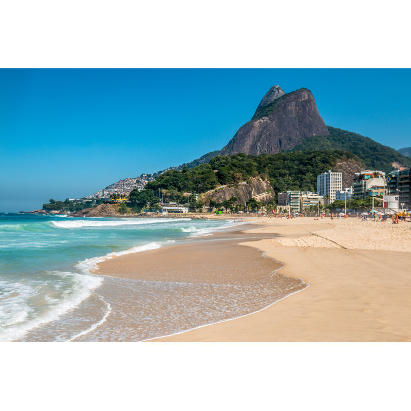 «Ipanema Beach» par Pocholocalapre - photographie sur toile tendue, H 8 po x l 12 po