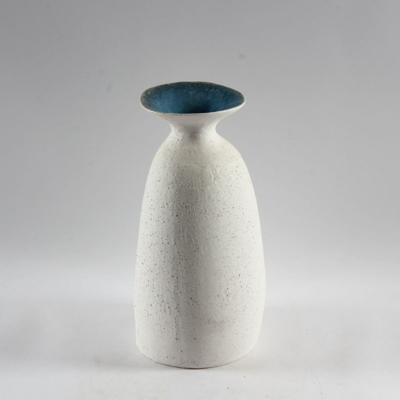 Blanc avec vase à rebord bleu, H 11,61 po x l 6,18 po x P 5,91 po