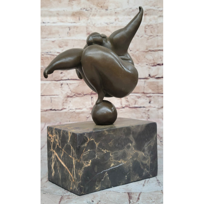 Sculpture d'une femme bien roulée