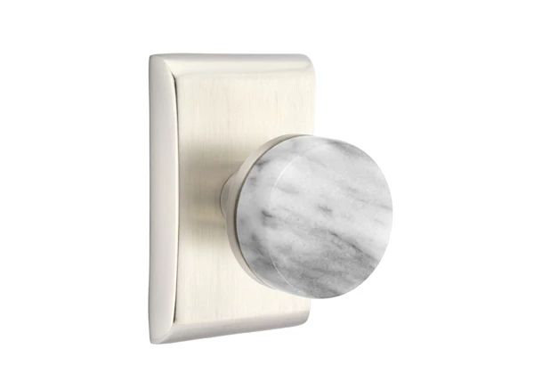 Mortaise intérieure Emtek Select Passage avec rosette Neos et tige conique, bouton en marbre blanc (droite), Nickel satiné