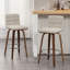 Tabouret pivotant rembourré Bomia avec structure en bois massif et dossier en similicuir en L-145104832-221022961