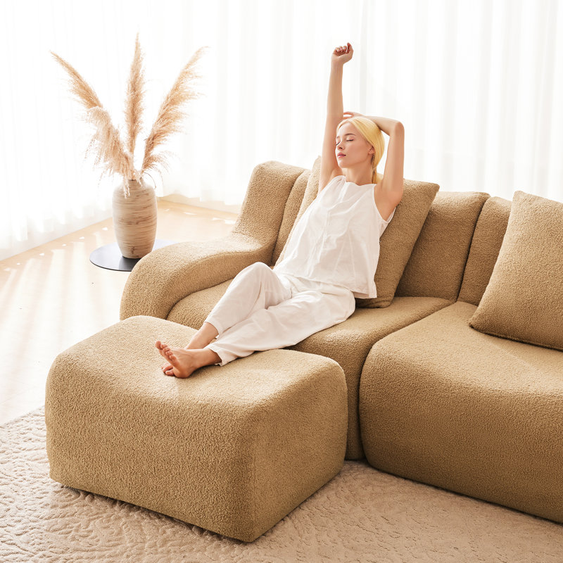 Fauteuil sans os Camel, doté d'un design ergonomique et d'accoudoirs incurvés, avec une base en tissu confortable, conçu pour le salon.