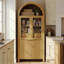 Grand garde-manger arqué cannelé en chêne de 71 po, rangement élégant avec porte vitrée, tiroir dissimulé et tablettes réglables pour la cuisine, le salon et la salle à manger