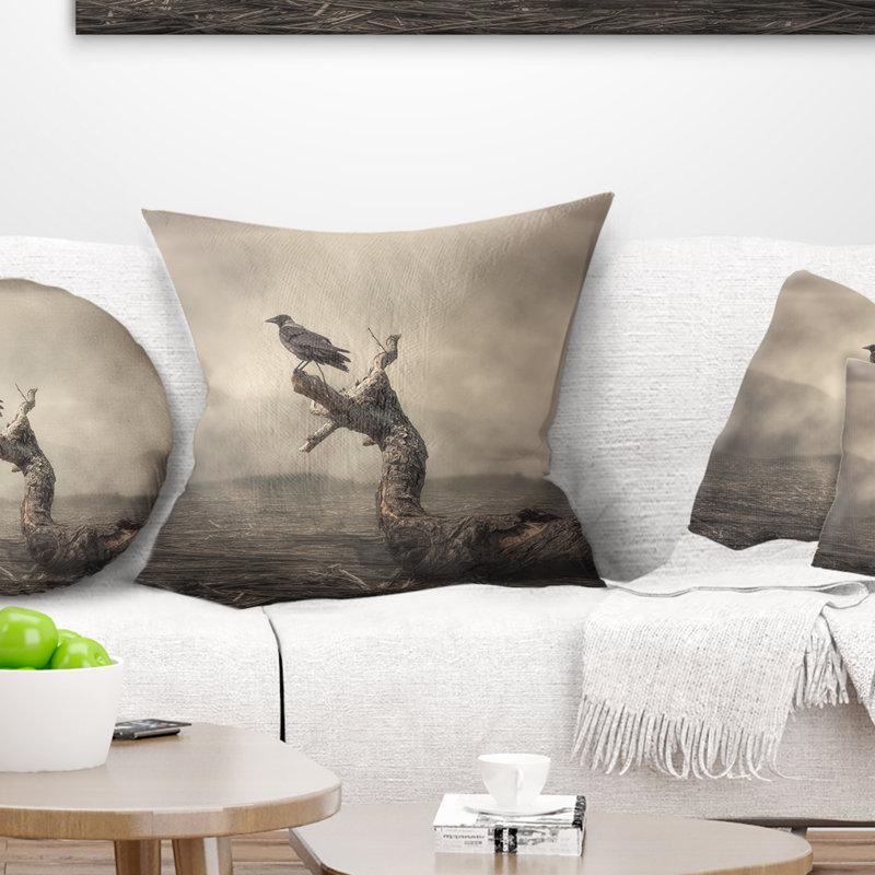Corbeau perché sur un arbre - coussin imprimé animal, 16 po x 1 po, Coussin décoratif