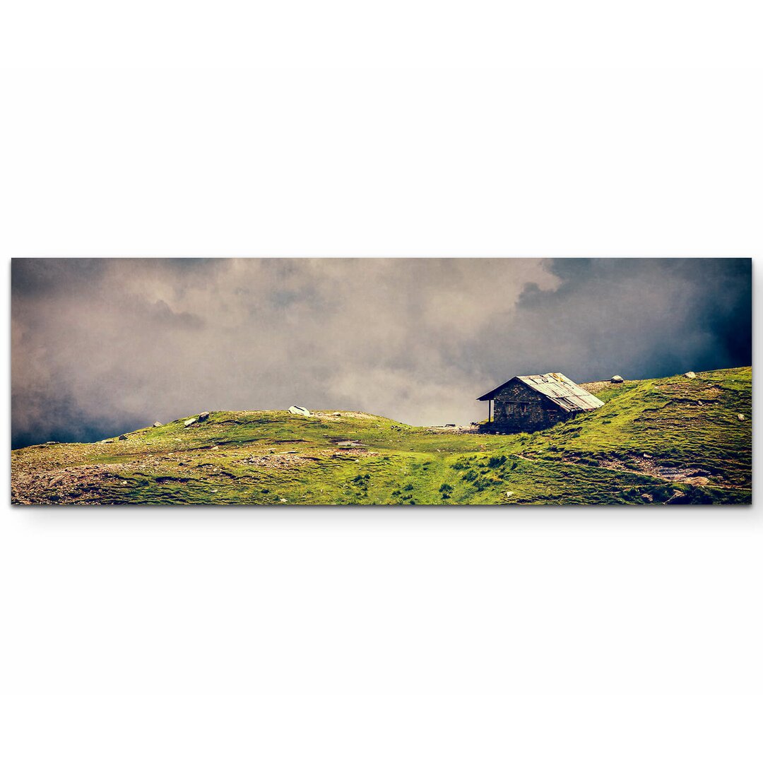 Leinwandbild Altes Haus in den Bergen auf einer Alpenwiese