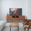 Meuble télé en bois noyer cannelé Mid-Century pour téléviseur de 75 po ou moins Damien-1585418113
