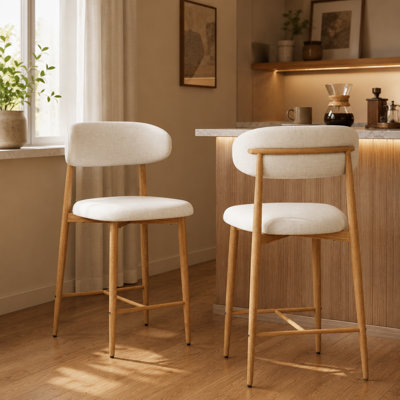 Ensemble de deux tabourets de bar rembourrés de style moderne beige, structure en métal robuste, convient aux îlots de cuisine et aux tables de salle à manger, hauteur réglable.