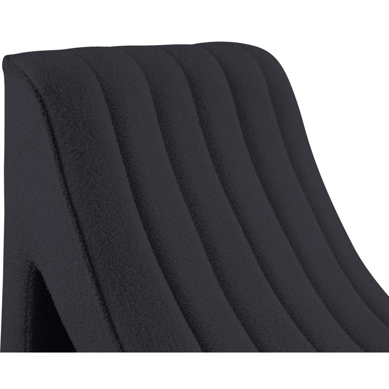 Chaise longue rembourrée Orian, Tissu noir en fausse peau de mouton