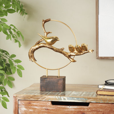 Sculpture en pierre polystone sur une branche