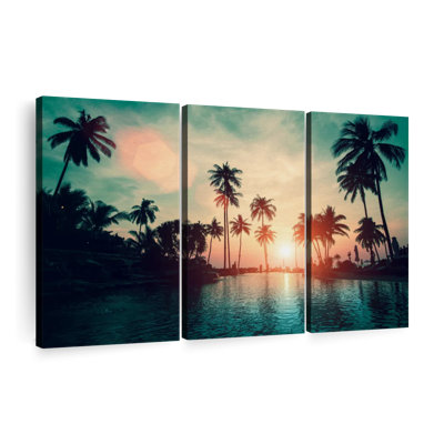 «Soft Sunset Over Palm Trees» sur