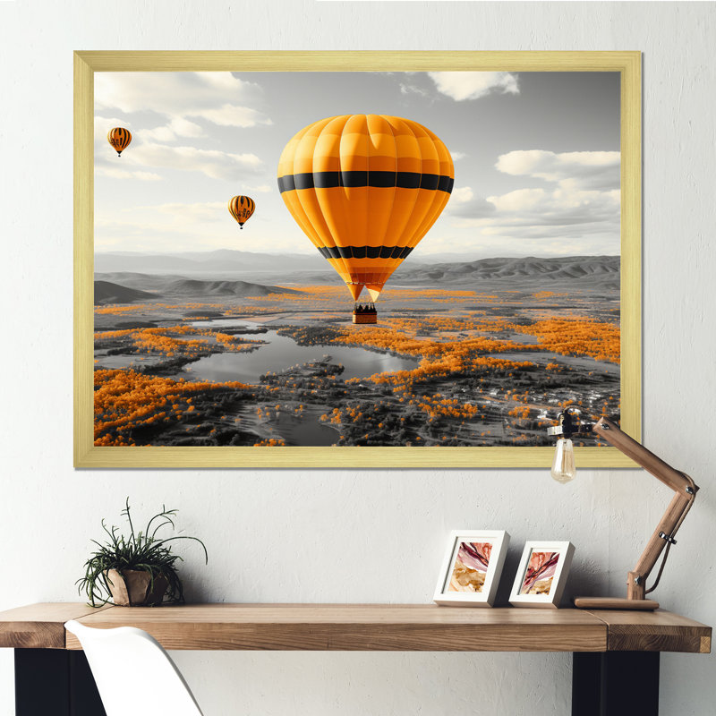 «Yellow Hot Air Ballons Scenery I», impression d'art sur montgolfière, H 16 po x l 32 po x P 1 po, Encadrement doré