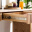 Table console incurvée en bois, 147 cm (57,93 po), design unique à rayures verticales, idéale pour le salon ou le couloir. Fabriquée en MDF naturel, elle est facile à assembler. Table incurvée de 147 cm (57,93 po) avec tiroir, design unique pour l'entrée ou le couloir.