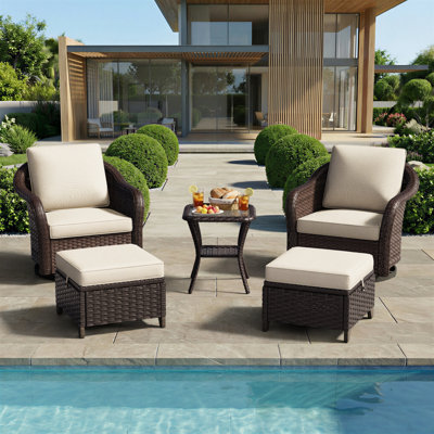 Ensemble de patio extérieur en osier 5 pièces avec chaises, repose-pieds, table d'appoint et coussin beige